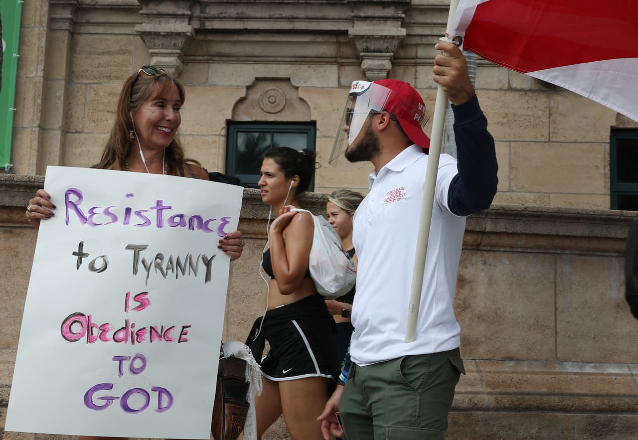 Algunas de estas personas ya habían protestado el miércoles frente a la alcaldía de la ciudad de Miami, diciendo que las autoridades ya deben abrir los negocios, tras ellos ser afectados económicamente por el coronavirus.
<br>