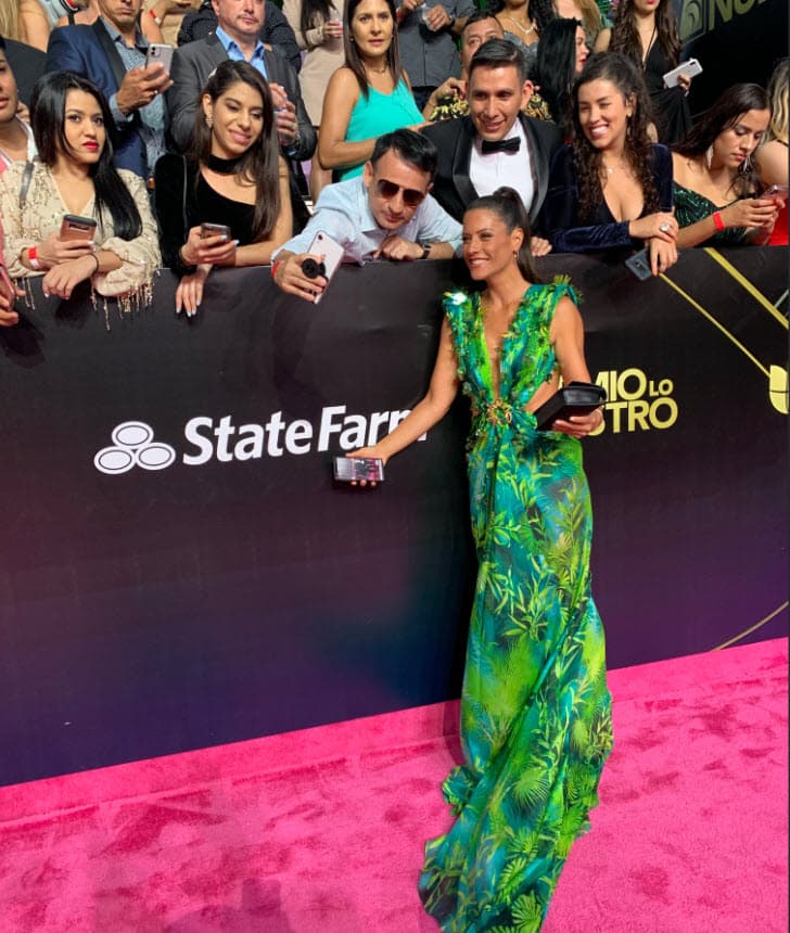 La presentadora fue reconocida por los fans que aguardaban en las gradas para ver de cerca a sus artistas favoritos.