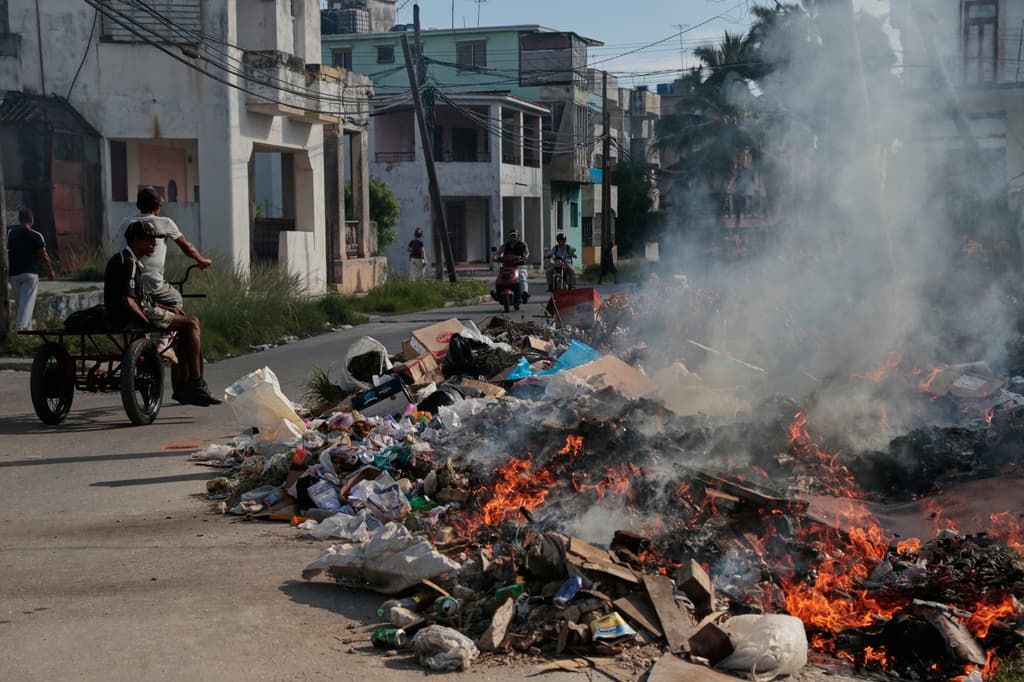 Un montón de basura arde en La Habana, Cuba, el miércoles 17 de junio de 2026. (AP Foto/Jorge Luis Banos)