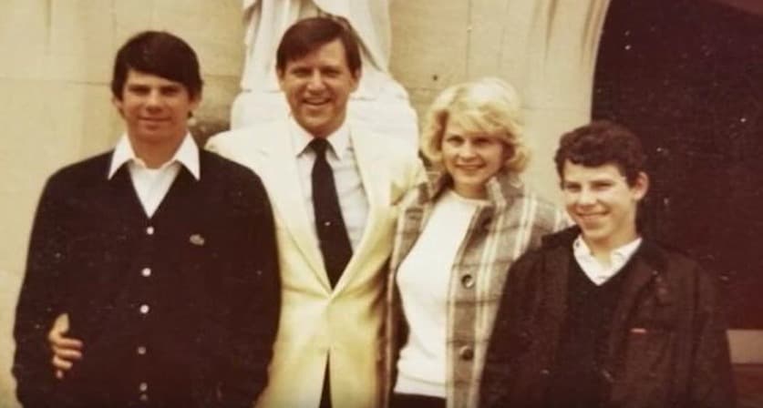 En un principio se dijo que
<b>el matrimonio había sido asesinado por la mafia y se temía que los maleantes volvieran por sus hijos</b>, Lyle y Erik Menéndez, quienes en ese entonces tenían 22 y 19 años.