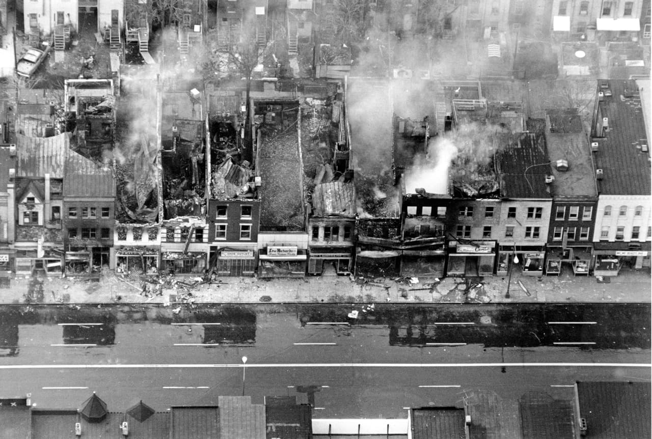 Martin Luther King Jr fue asesinado en Memphis, Tennessee, el 4 de abril de1968, apenas cuatro años después de la firma de la Ley de Derechos Civiles y con un país aún dividido por la segregación racial. La comunidad afroestadounidense de Washington DC reaccionó violentamente a la noticia y durante tres días mantuvo una protesta que devastó parte de la ciudad.
