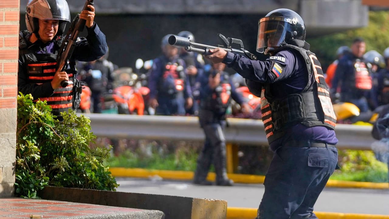 Según la organización Foro Penal,
<b>hasta la mañana de este miércoles se han registrado unas 429 personas detenidas y alrededor de 11 muertos</b> tras las manifestaciones, aunque Machado señala que
<b>la cifra de fallecidos asciende a 16</b>.