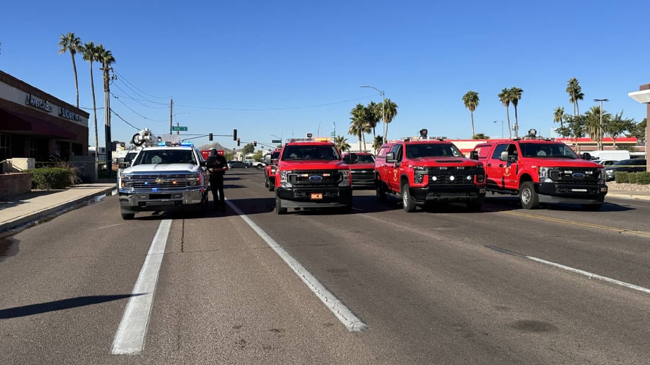 Los equipos llegaron y encontraron humo saliendo de un edificio que actualmente está siendo remodelado y pudieron extinguir rápidamente las llamas.