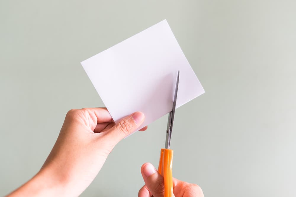 Lo picas y lo lanzas al aire como pompas de jabón, echándolas al aire para que se vaya esa mala energía.