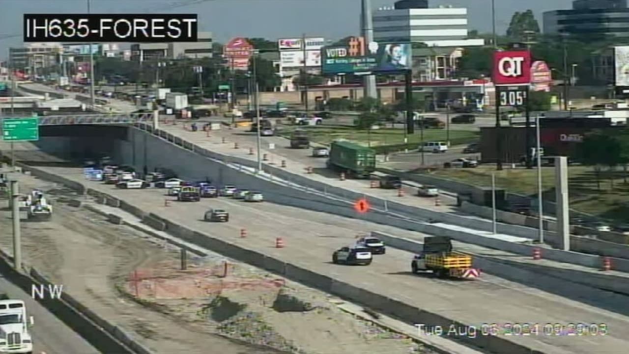 Las cámaras de tráfico de TXDOT captaron el caos en la autopista, que estuvo cerrada por más de una hora.
