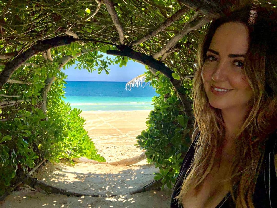 Legarreta estuvo de vacaciones junto a
<b><a href="https://www.univision.com/famosos/andrea-legarreta-comparte-que-fue-lo-mas-dificil-de-actuar-al-lado-de-su-hija-nina-en-el-cine-fotos">Erik Rubín y sus hijas Mía y Nina</a></b>, en Tulum, México, un lugar que identificó como el "paraíso".