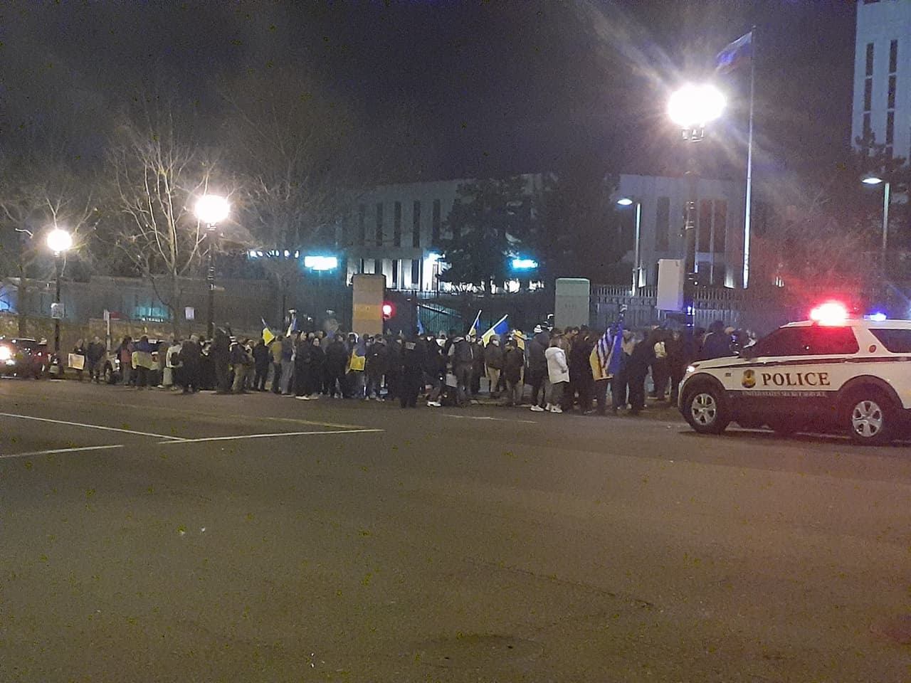 "Alto a la guerra de Rusia" y "Alto a la agresión rusa", se les escuchaba decir a los manifestantes. Mientras los carteles de los manifestantes decían: "Putin Burn in H-ll" y "Nunca más".