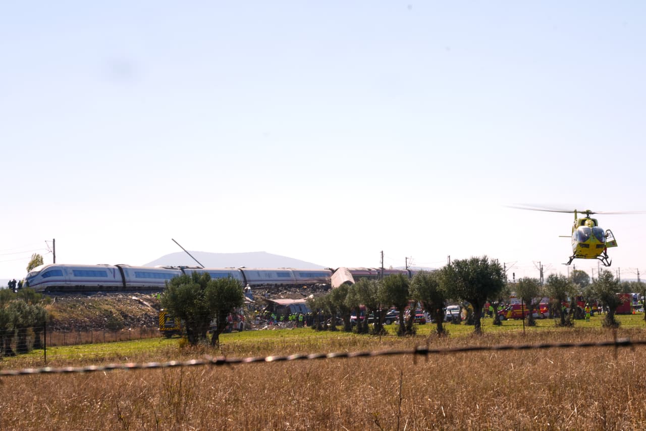 Un helicóptero aterriza en el lugar de una colisión entre dos trenes en Urda, España, el miércoles 28 de octubre de 2026.