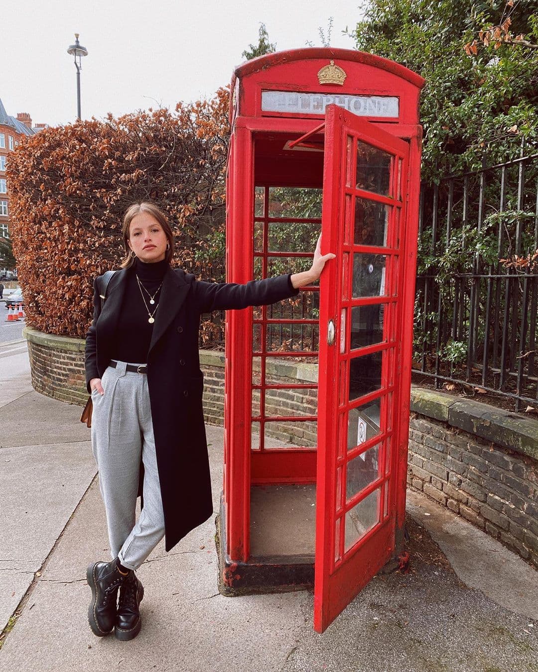 No obstante, su deseo por entrar al mundo de la actuación la hizo regresar a Brasil para estudiar teatro en 2012 y ese mismo año consiguió su primer papel en la serie 'Malhação'.