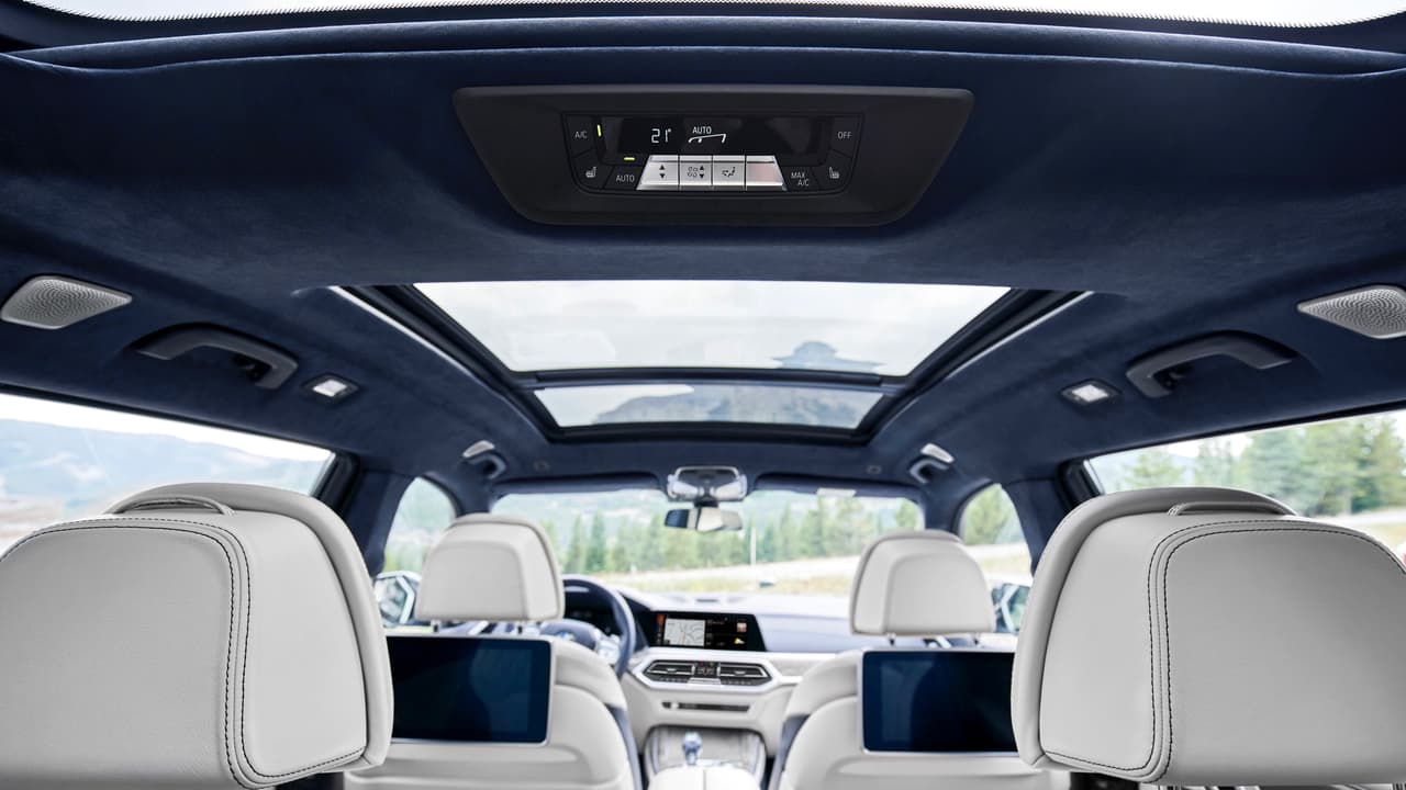 El lujo no queda atrás de la tecnología en la nueva BMW X7, que además cuenta con espacio abundante. El
<b>techo de vidrio panorámico es equipamiento estándar </b>así como un techo vidrio de tamaño regular para el beneficio de los ocupantes de la tercera fila de asientos.