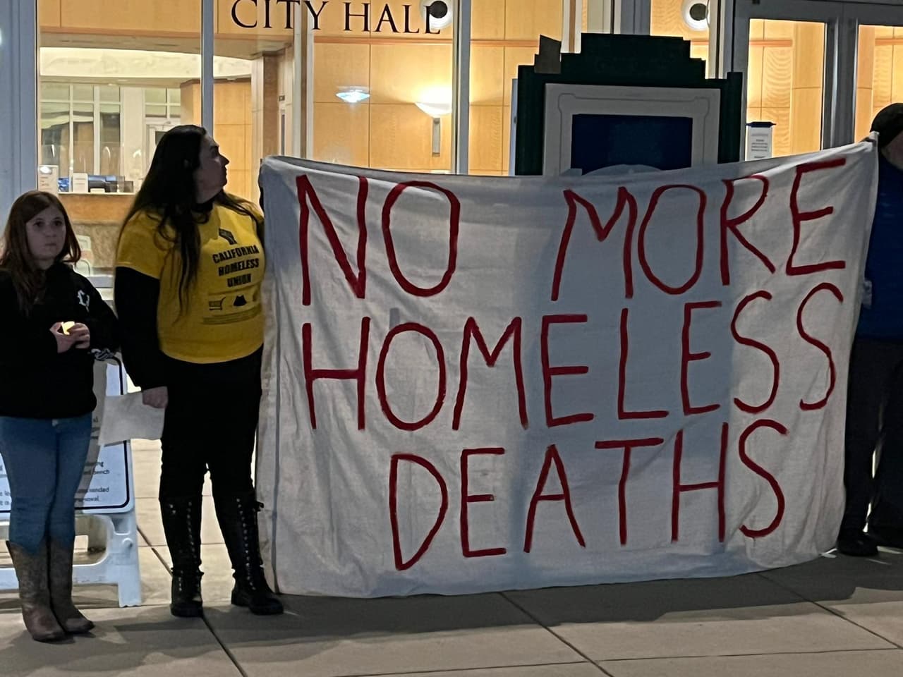 Realizan vigilia para honrar a las casi 100 personas sin hogar que han fallecido en Sacramento en la primera mitad del año.