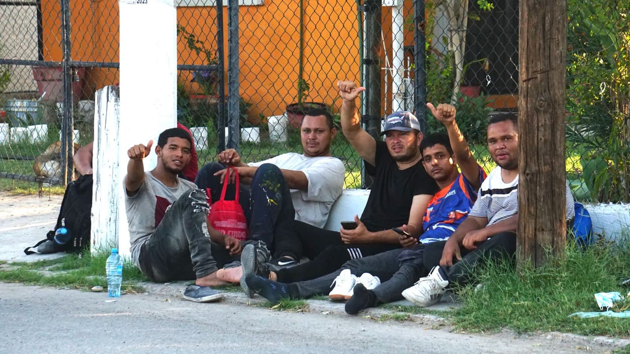 Se informó que los inmigrantes planeaban pedir asilo, sin embargo, según las leyes estadounidenses, quienes sean detenidos cruzando ilegalmente la frontera pierden elegibilidad para solicitar asilo.