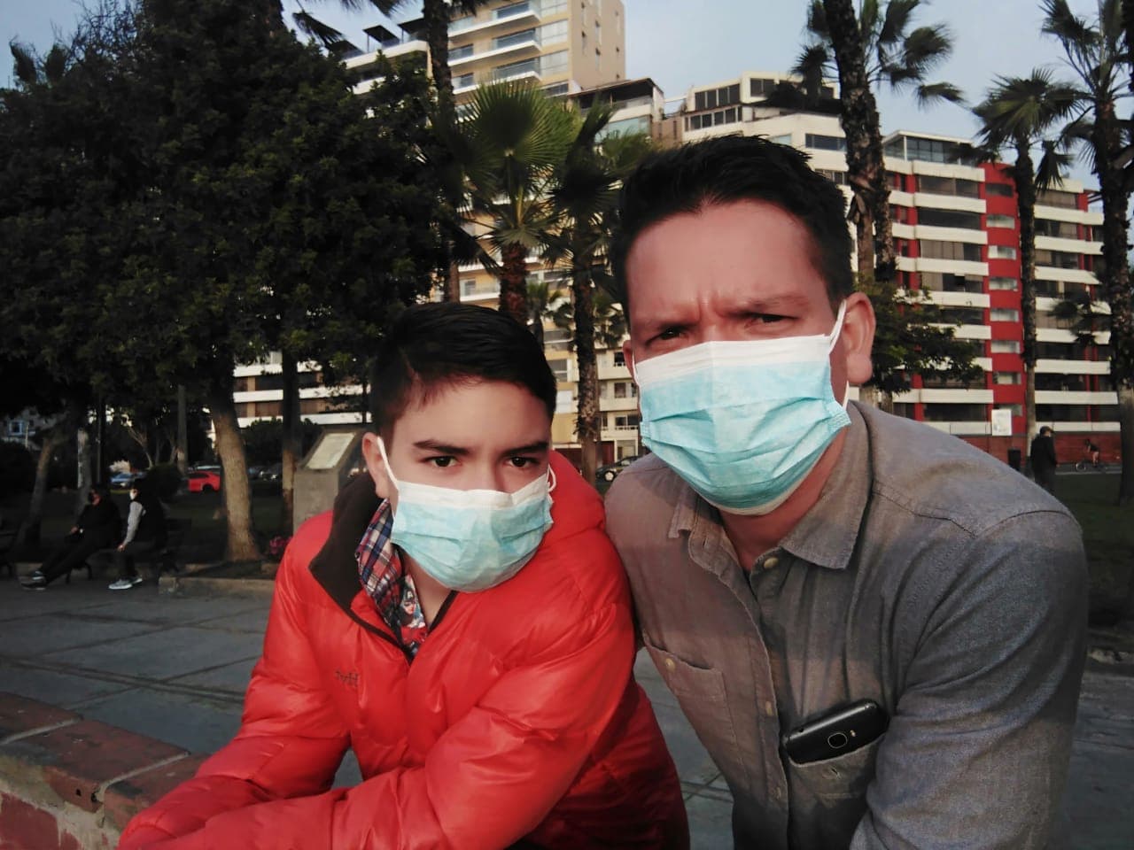 Desesperados por no conseguir las visas, Leonardo viajó hasta
<a href="https://www.univision.com/temas/bolivia">Bolivia</a>, luego de investigar que la embajada de Estados Unidos en aquel país era la única donde podría conseguir una cita de emergencia para conseguir una visa,
<b>pero ha sido rechazado dos veces</b>, a pesar de explicar la situación familiar por la que están pasando.
<br>