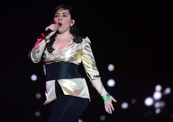 Carla vino a la escena musical a imponerse con su hermoso estilo y positivismo. ¡Nos encanta!