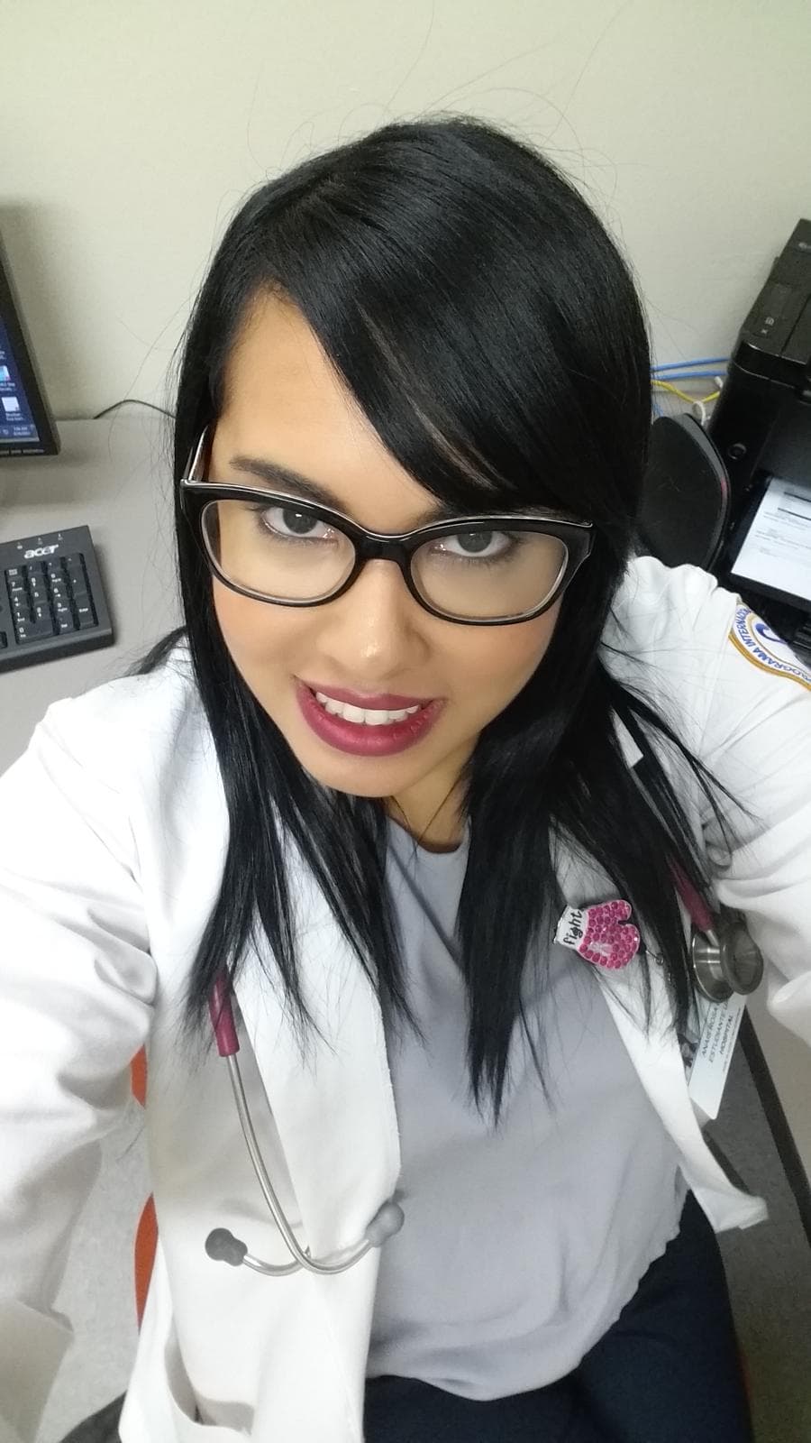 "Estaban trabajando en el edificio en el que vivimos y la persona que manejaba un equipo pesado no la vio y la atropelló... esto ha causado que tenga más de 20 cirugīas y aún le quedan más", cuenta el esposo de Rosa, José Granados.