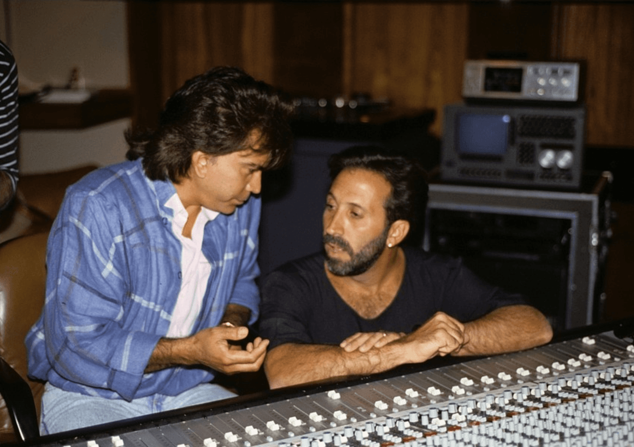 El intérprete de 'Pavo Real' (aquí con Emilio Estefa), consigue entrar al difícil mercado brasileño cantando en portugués y presentándose en programas de televisión de ese país.