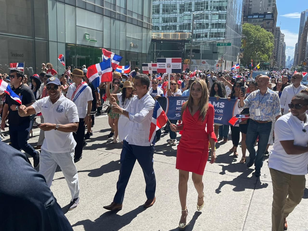 Varios funcionarios públicos también acompañaron al alcalde y celebrar la herencia dominicana.