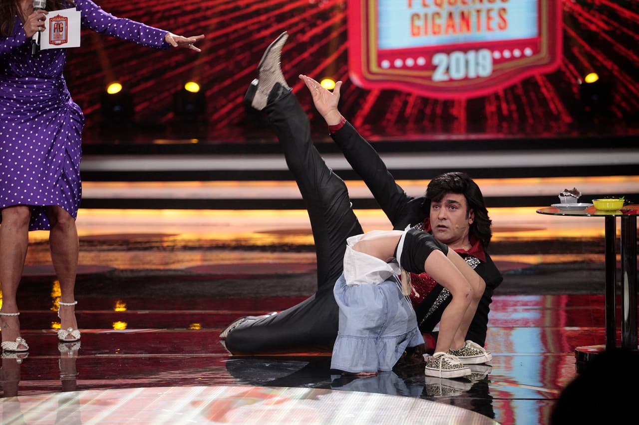 El juez de Pequeños Gigantes no podía quedarse atrás y se lanzó al piso para acompañar a su parejita de baile.