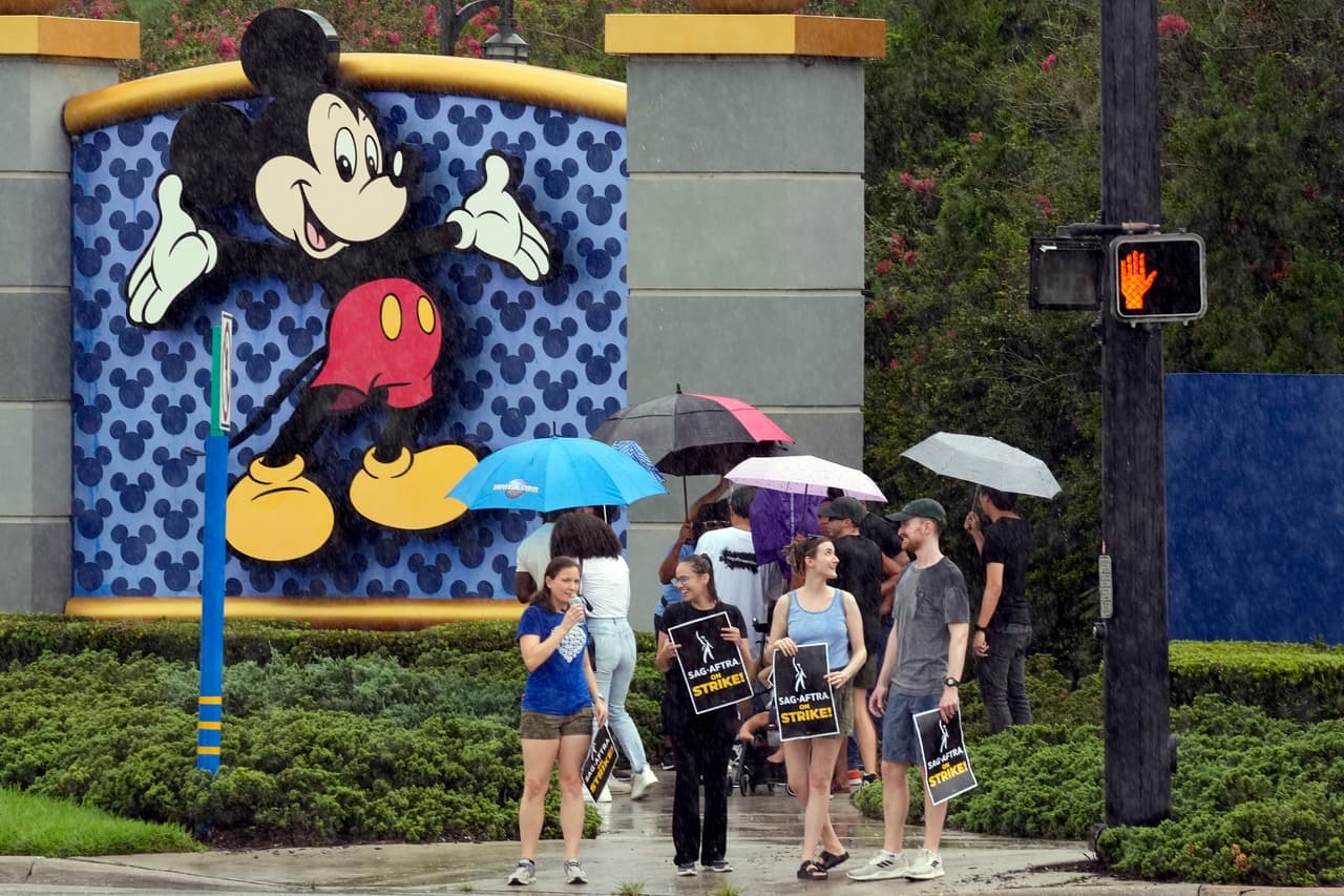 Sin embargo, la lluvia se hizo presente, por lo que la protesta tuvo que terminar de manera anticipada. Esta es la primera huelga de actores de cine y televisión desde 1980 y la primera vez que dos grandes sindicatos de Hollywood están en paro, al mismo tiempo, desde 1960.