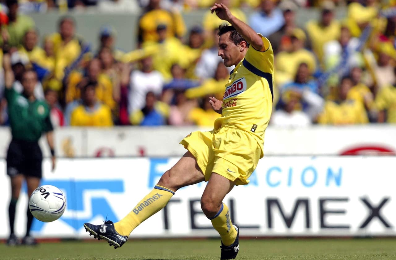 Giménez portó la camiseta de las Águilas del América en 2005-2006, durante un total de 34 partidos con cinco dianas. Con los de Coapa ganó una Copa de Campeones de Concacaf y la Campeón de Campeones.