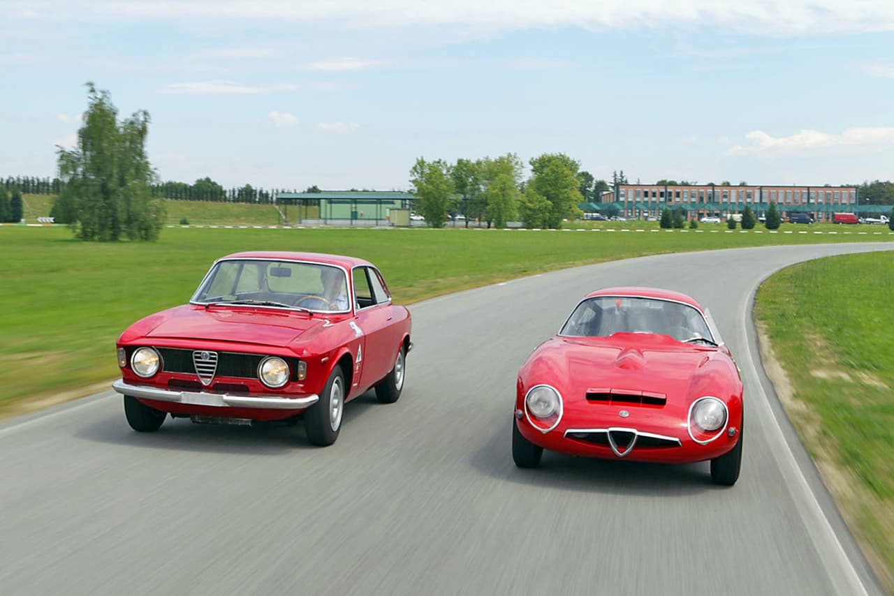 Tras ocho años de éxito con el Giulietta, Alfa Romeo reveló el Giulia el 27 de Julio de 1962 en el Autodromo de Monza. (Foto: Giulia Sprint GTA y Giulia TZ).