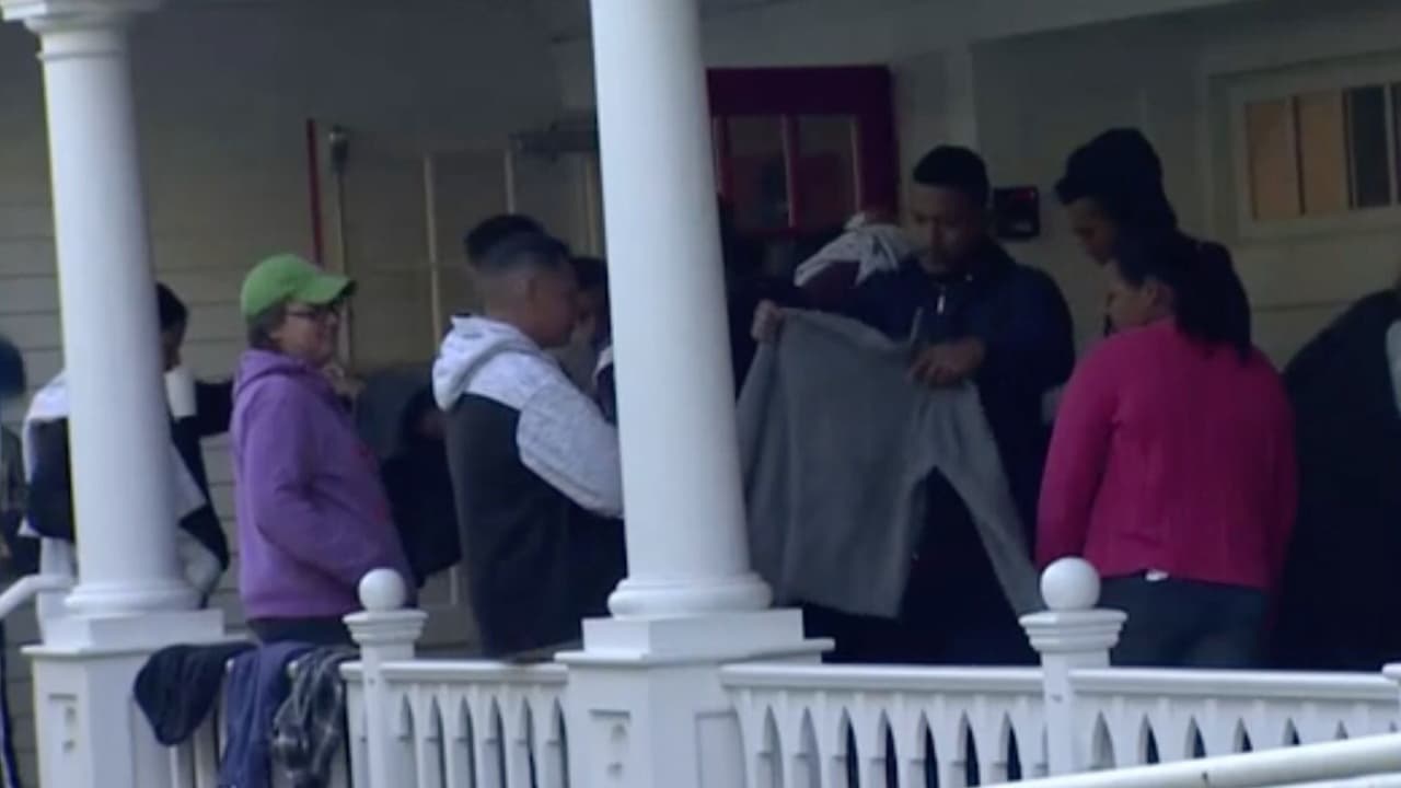 Muchas personas estuvieron llevando todo el día, donaciones para ellos.
<br>