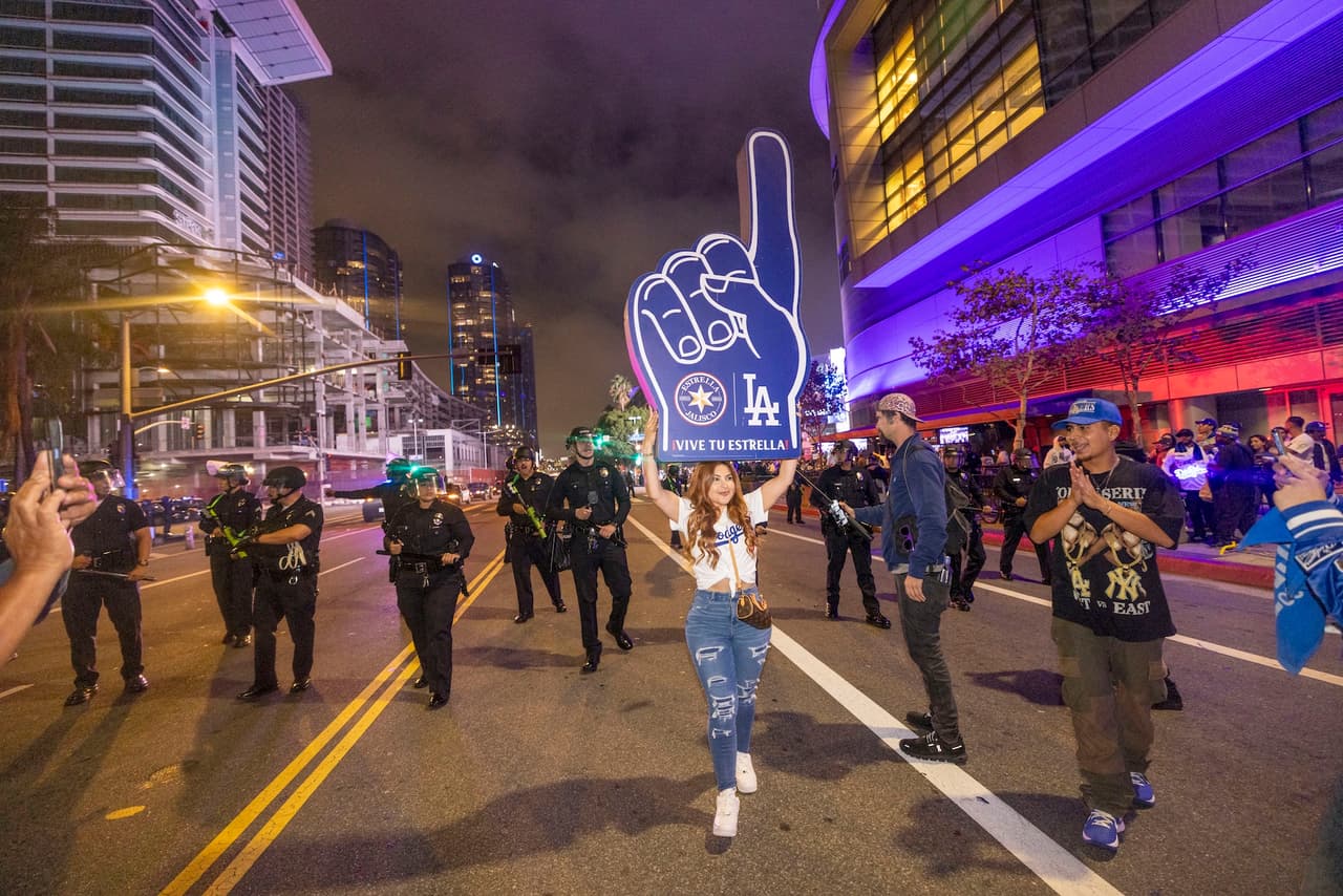 En su cuenta de X, Bass destacó el orgullo de la ciudad por sus campeones, pero subrayó que los festejos deben realizarse de forma segura y sin dañar a la comunidad angelina.