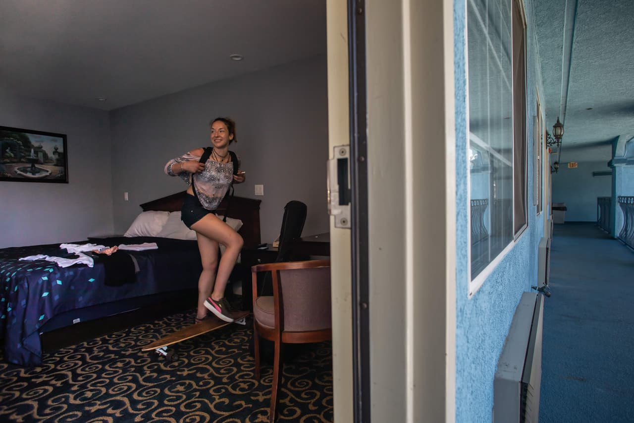 La ONG St. Joseph Center proporciona habitaciones de hotel a las personas sin hogar en riesgo o infectadas con Covid-19, a través de Project Roomkey de la ciudad de Los Ángeles.