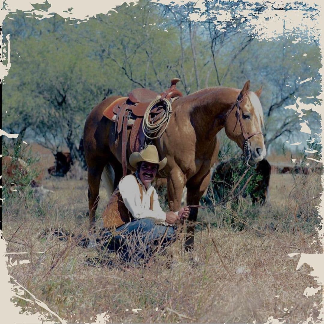 Los caballos siempre han estado muy presentes en la vida de Don Vicente Fernández, sea para pasear por los campos de su rancho en Guadalajara...