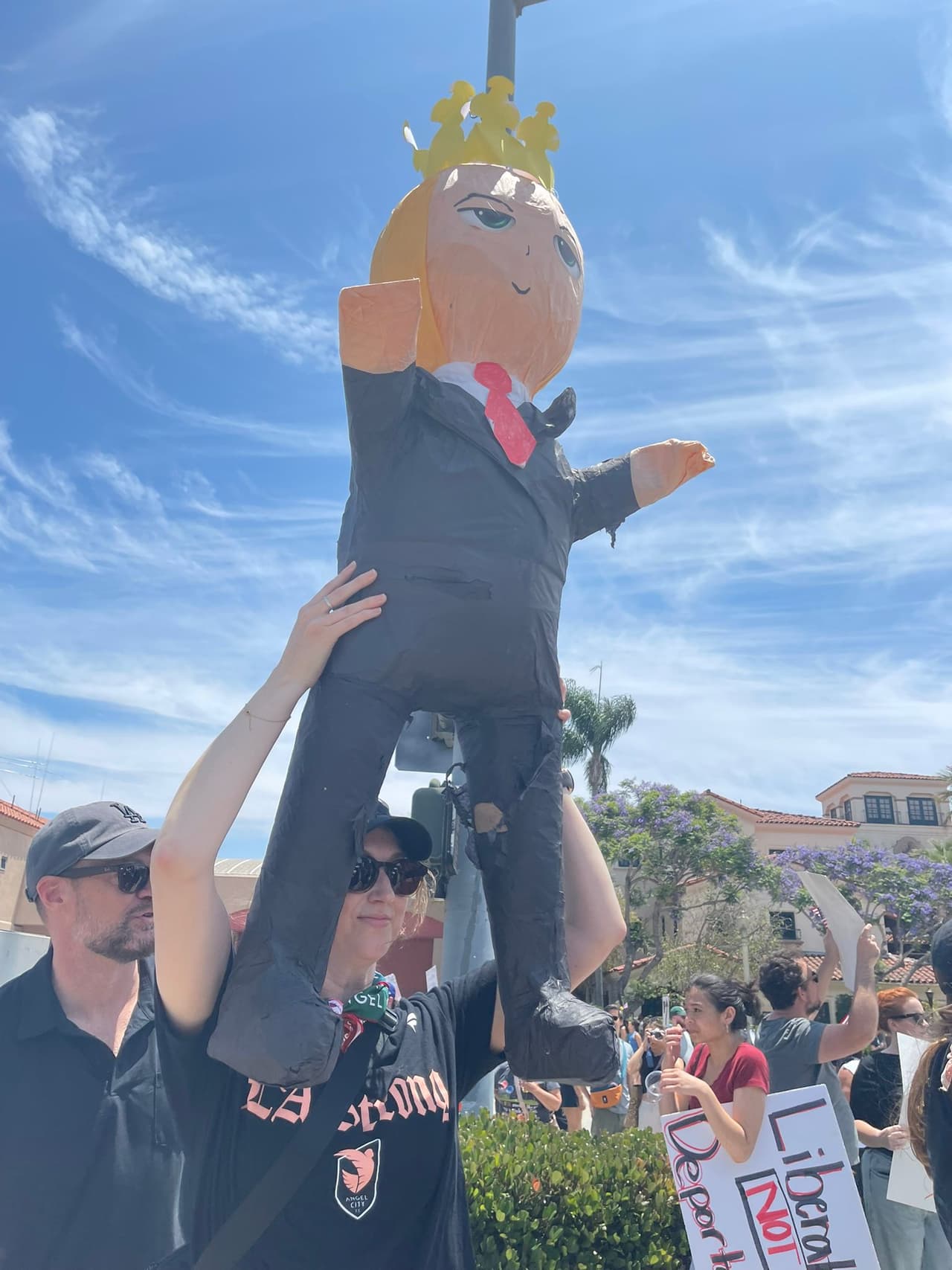 Las pancartas portaban frases como “Llevamos sueños, no peligro”, “Protestar no es un delito” y “Fuera ICE de Los Ángeles”, además de piñatas con la imagen de Trump coronado y cubierto con símbolos reales.