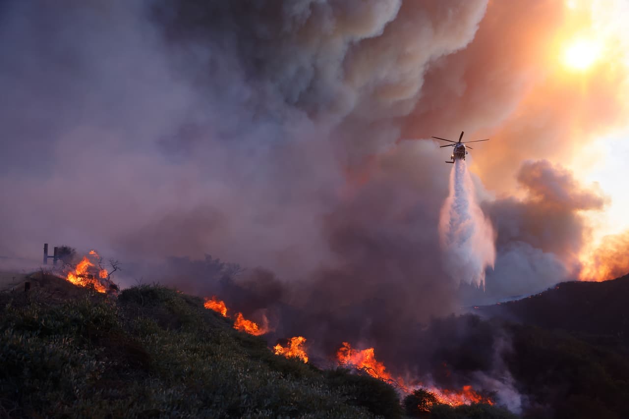 Incendio forestal fuera de control cerca de Reno, Nevada, obliga a miles a evacuar de forma inmediata la zona