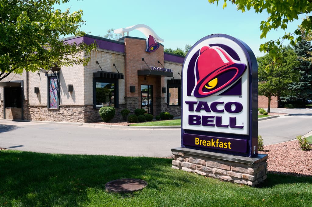 Caen ventas de Taco Bell tras polémica por brote de Cyclospora en lechugas en EEUU