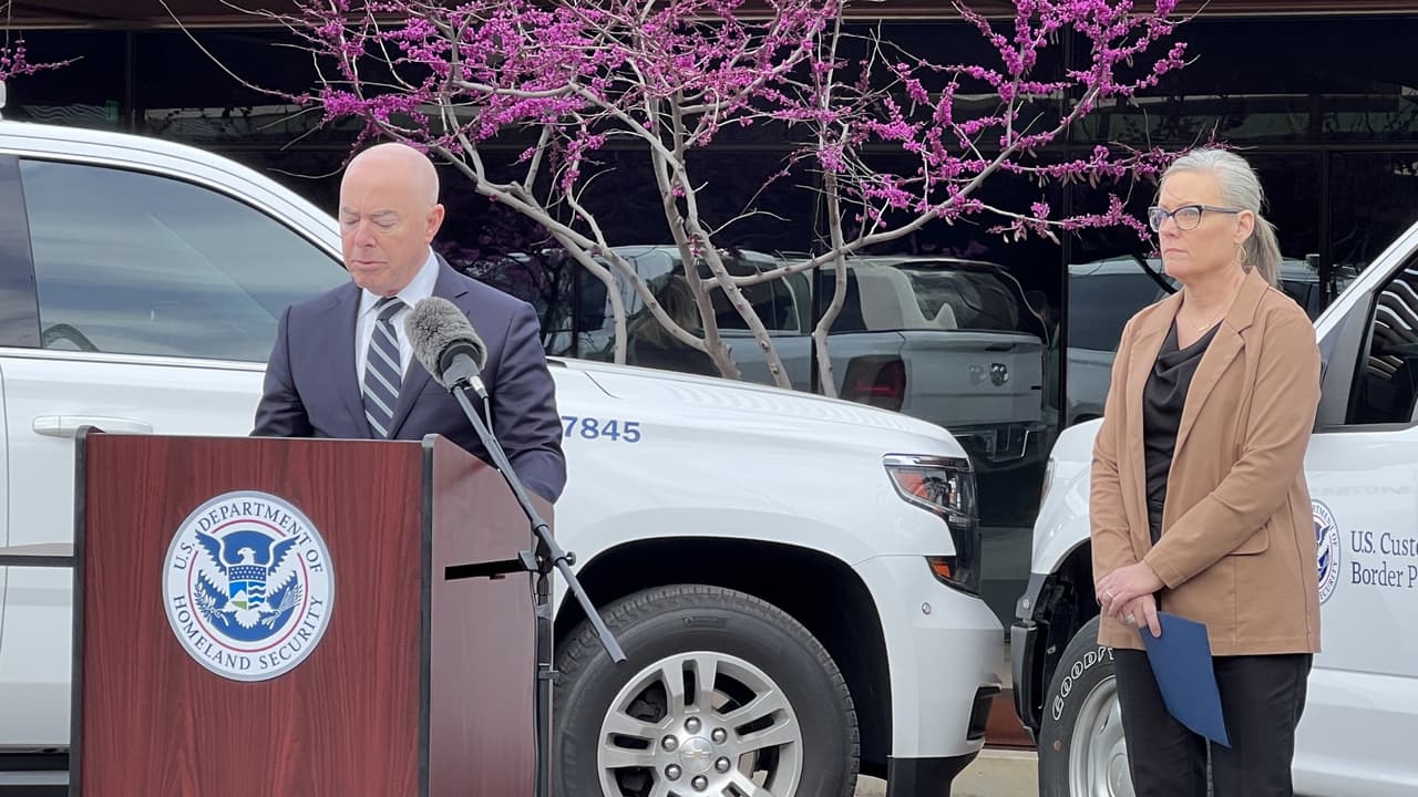 Secretario Mayorkas y gobernadora Hobbs, unen esfuerzos en lucha contra la crisis del fentanilo