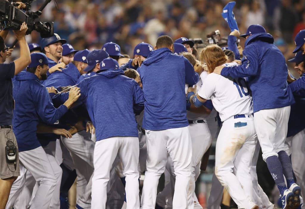 Después de 7 horas y 20 minutos Los Angeles Dodgers obtuvieron su primera victoria en la Serie Mundial 2018, quedando 2-1 a favor de los Boston Red Sox y asegurando jugar al menos cinco partidos.