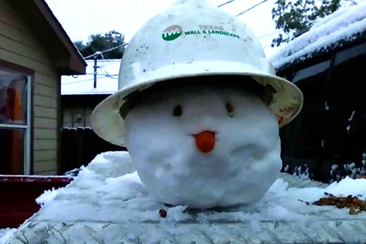 Muchos aprovecharon el raro evento para tomarse fotos, jugar con la nieve y construir el tradicional muñeco navideño.