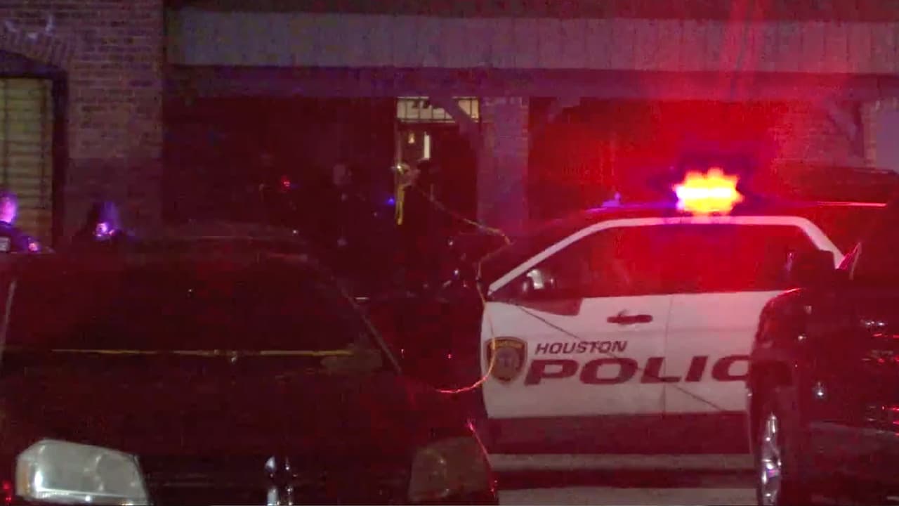 El hombre fue a su automóvil, sacó un arma y disparó contra su novia, indicó el portavoz del departamento de policía, el comandante Halliday.