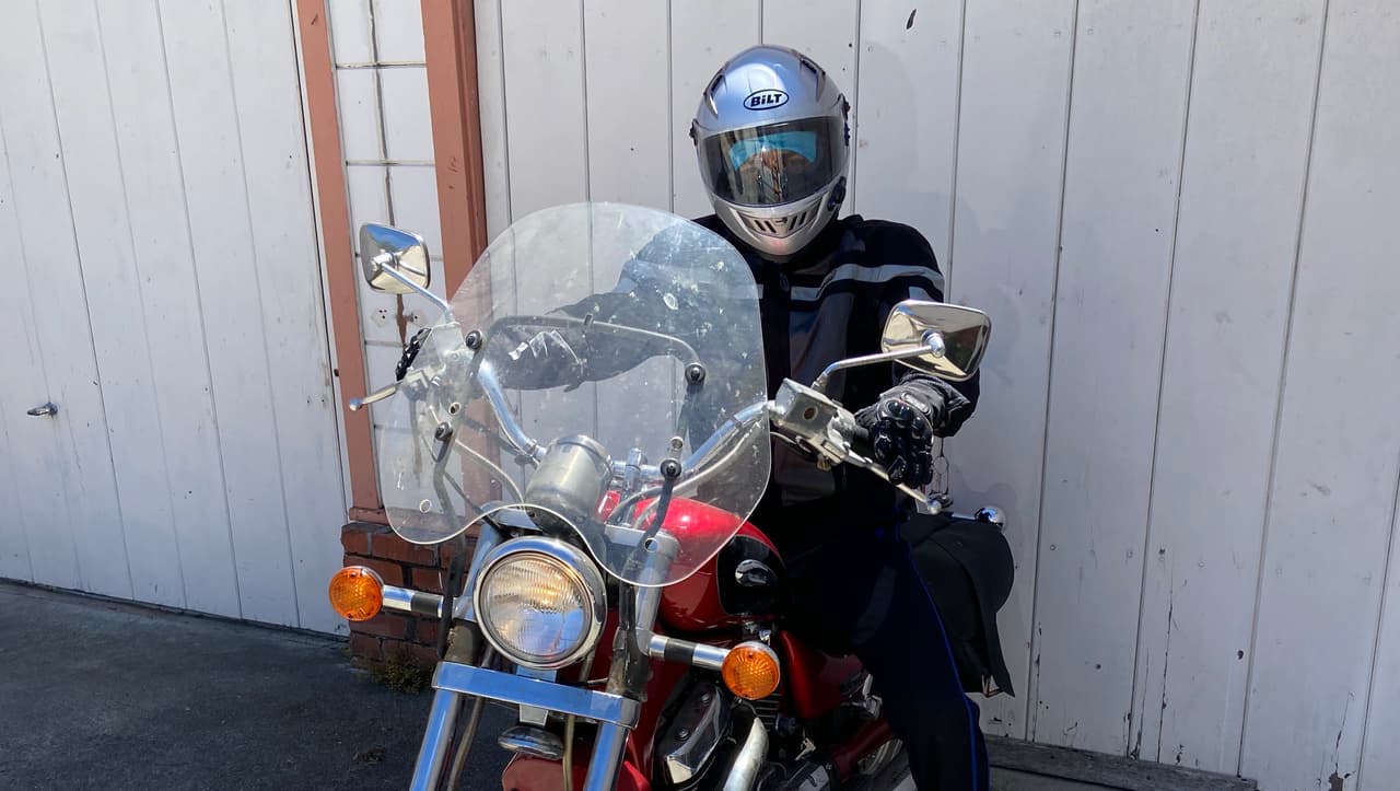 En esta imagen compartida por sus familiares, Jesús Contreras Benítez aparece en su motocicleta, una de sus máximas aficiones.