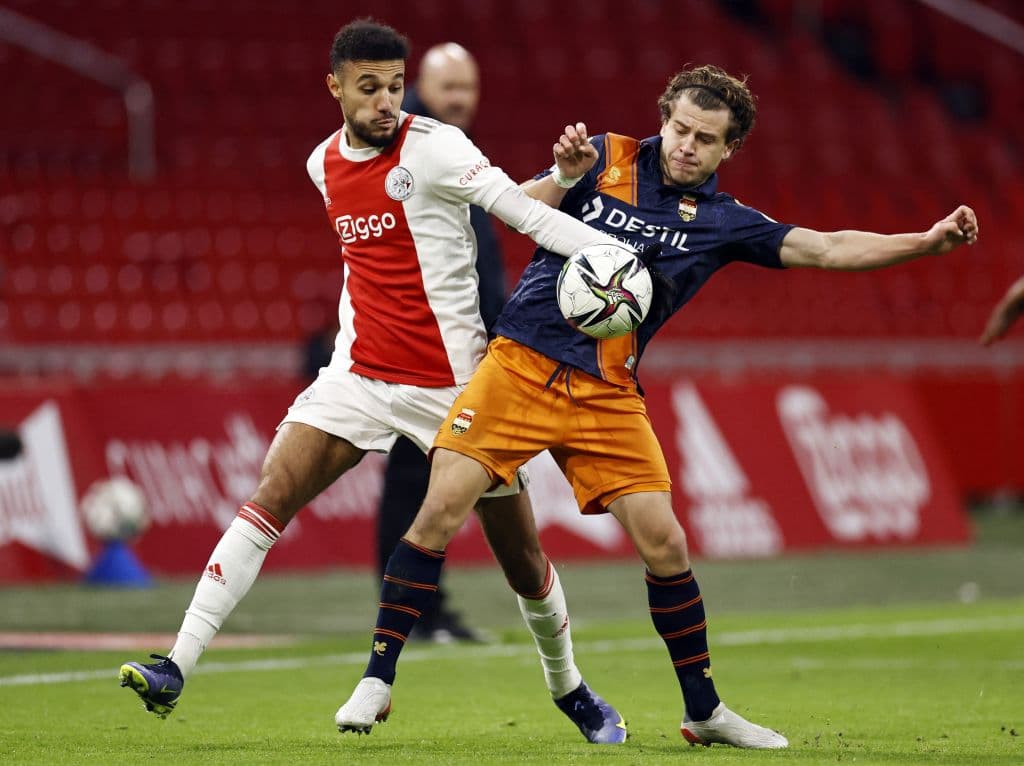 Ajax propino una goliza al Willem II con marcador de 5-0 en la Eredivisie. El mexicano Edson Alvarez jugo todo el partido y dio asistencia para el primer gol anotado por Antony dos Santos, de los dos que hizo. Le siguieron Lisandro Martínez, Davi Klassen y Danilo Pereira da Silva.