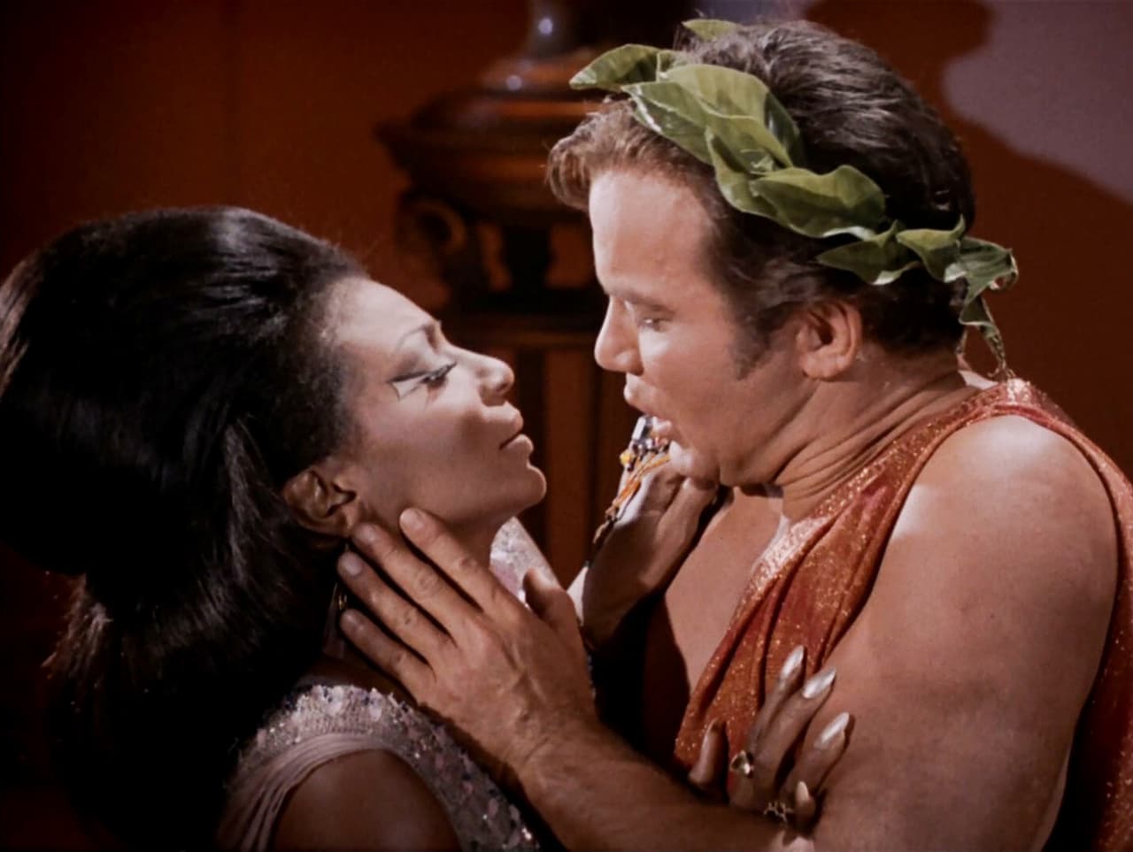 Según el guión original, James T. Kirk, el capitán de la nave que conducía a los personajes a las aventuras interestelares, y Uhura, oficial de comunicaciones, debían materializar su relación romántica con un beso. Aunque los productores tuvieron dudas sobre la aceptación que esta escena podría tener, sobre todo en los estados de sur, finalmente la rodaron como estaba establecida originalmente.