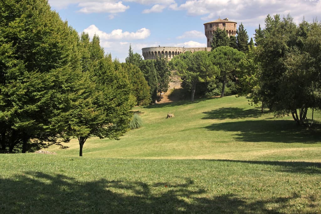 <b>Fortezza Medicea Restaurant:</b>
<br>Las instalaciones de una antigua fortaleza italiana se convirtieron en una prisión. Hoy, algunos de los convictos, preparan y sirven las comidas de este restaurante como parte de un programa de rehabilitación.