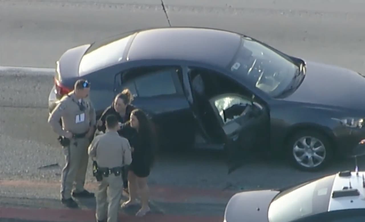 El hecho ocurrió a las 5:45 p.m. poco antes de la autopista 105 cerca de la salida Alondra Boulevard. Un niño de 4 años y su padre resultaron heridos durante el tiroteo en medio de la autopista.