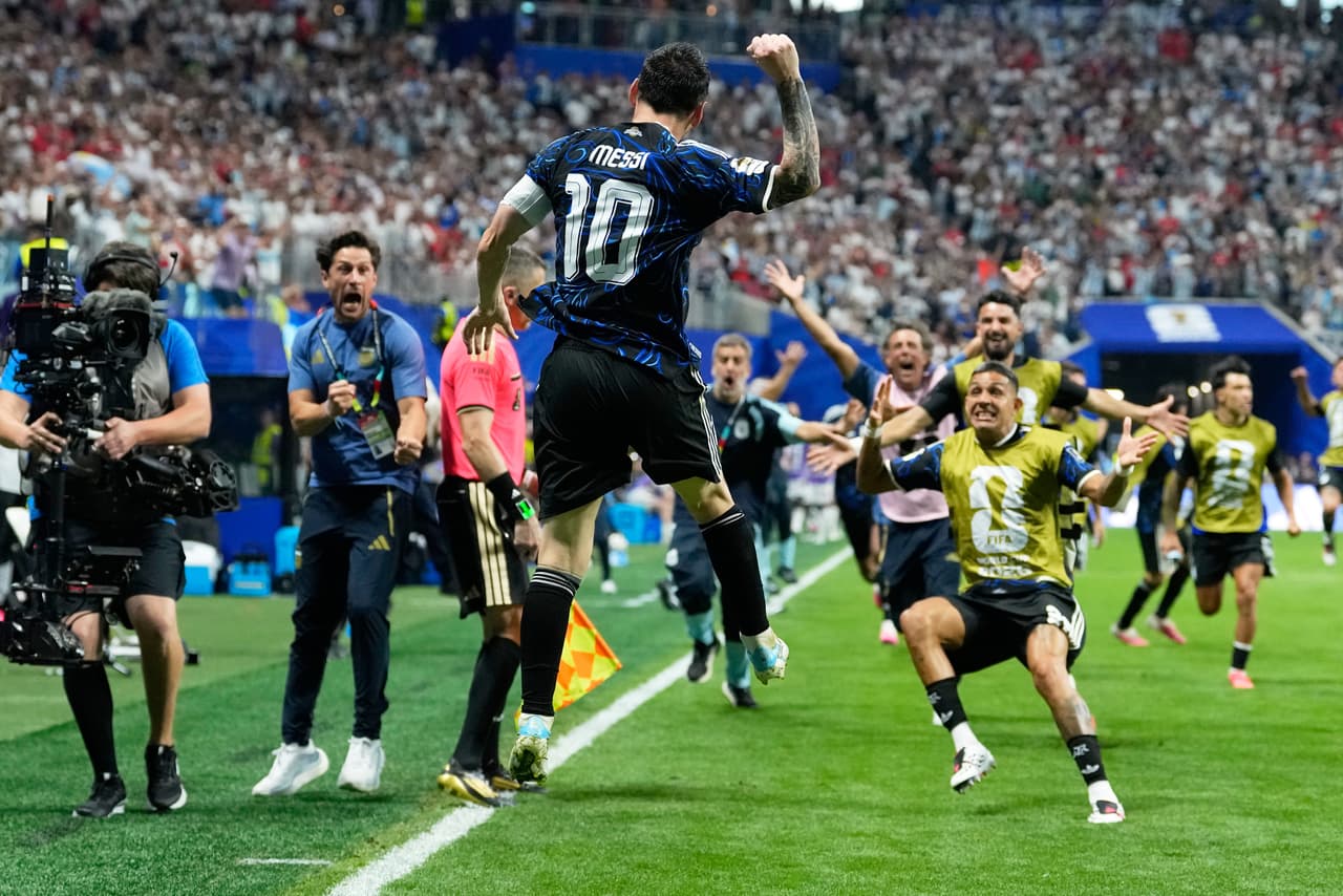Otro ángulo del festejo de Messi y Lautaro.