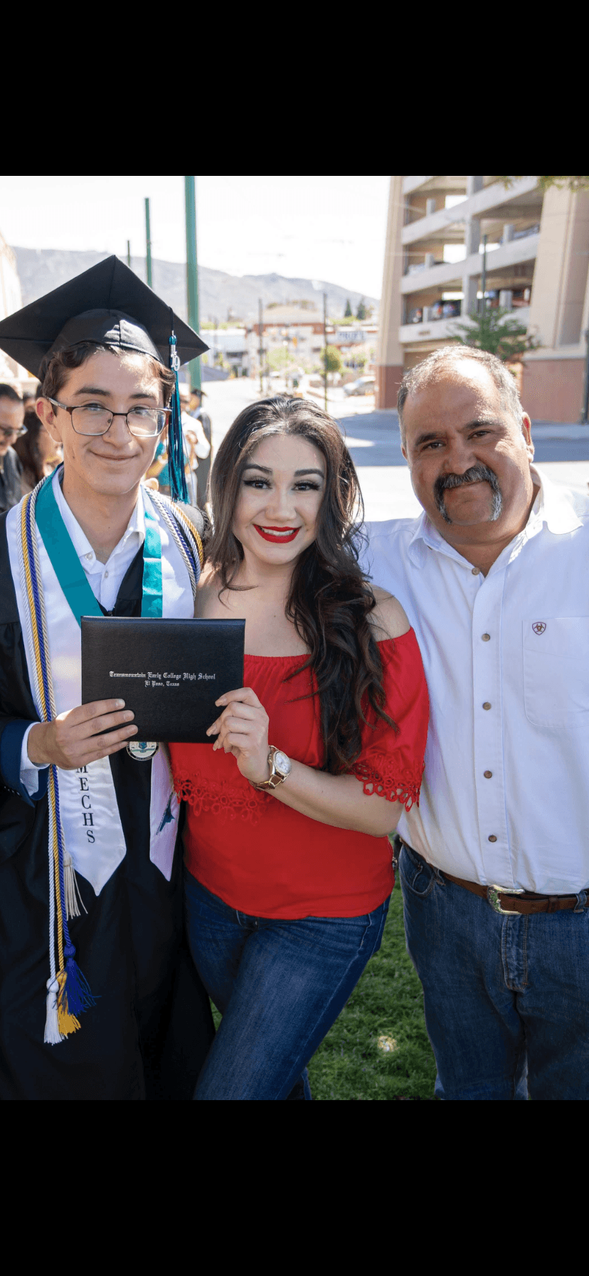 "Gracias por todo. We love you", le expresa Samantha (Sammy) Delgado, una de nuestras Interns, y su hermano Peter a su padre.