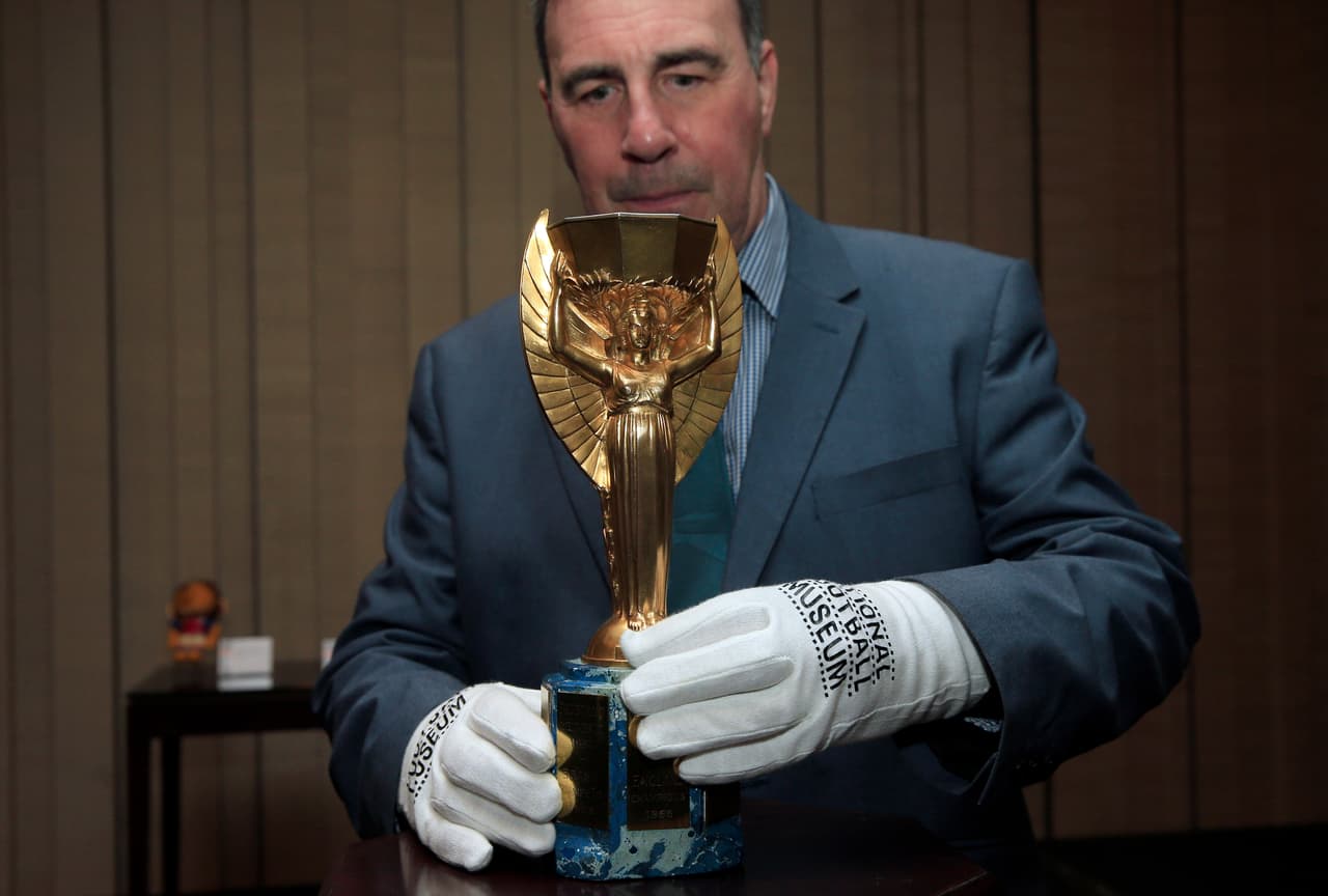La réplica oficial del trofeo Jules Rimet, fabricada por la Federación Inglesa de Fútbol (FA) en 1966, se exhibe en el Royal Garden Hotel de Londres el martes 5 de enero de 2016.