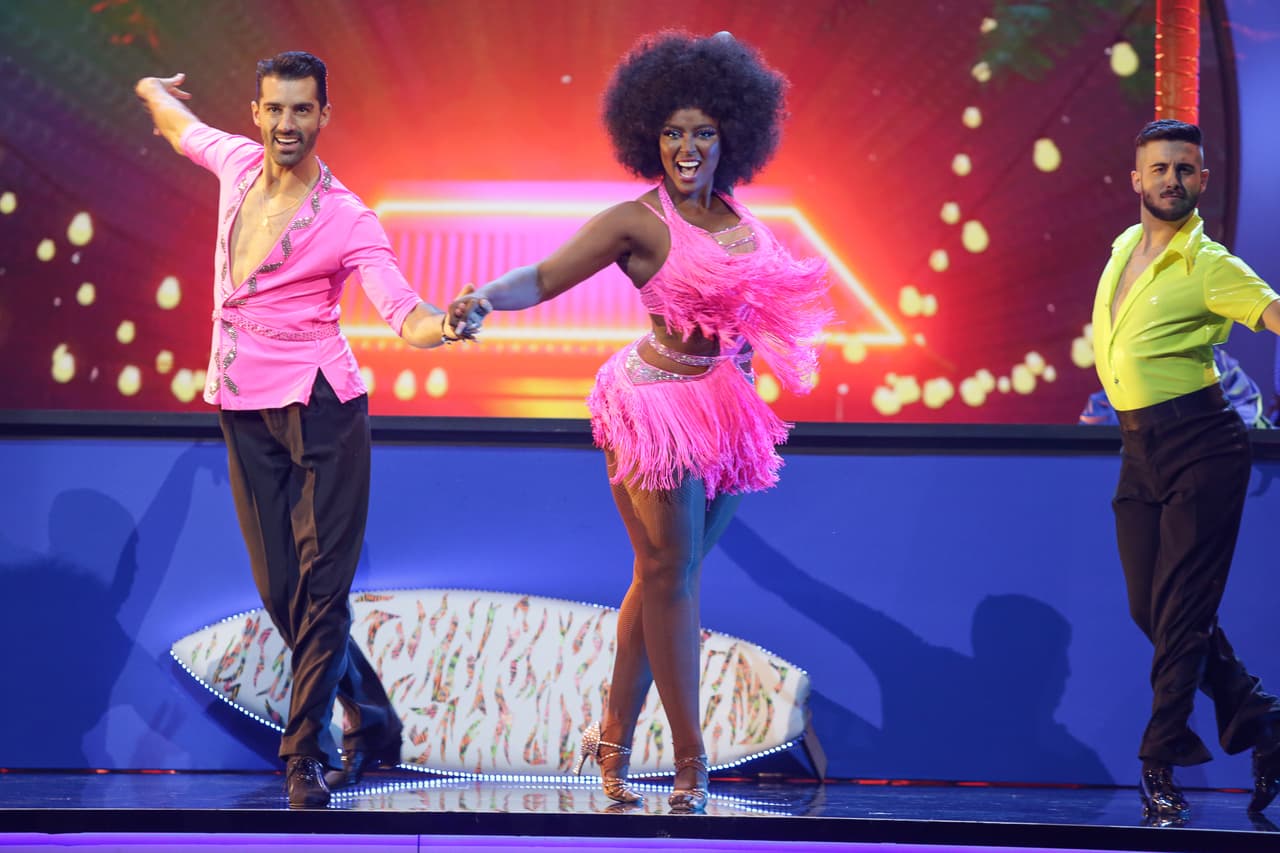 Amara La Negra y Toni Costa regresaron a la pista con una samba después de haber fascinado a todos con el baile que interpretaron en la quinta gala. Al final de su presentación, público y jueces se pusieron de pie por haber disfrutado del baile de la reportera de backstage y el mentor de los famosos de Mira Quién Baila All Stars.