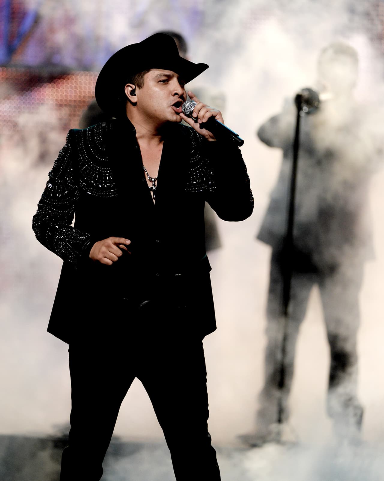 Julión Alvarez estará presente por primera vez en Premio Lo Nuestro, cantando uno de sus grandes hits y preparando otra gran sorpresa musical.