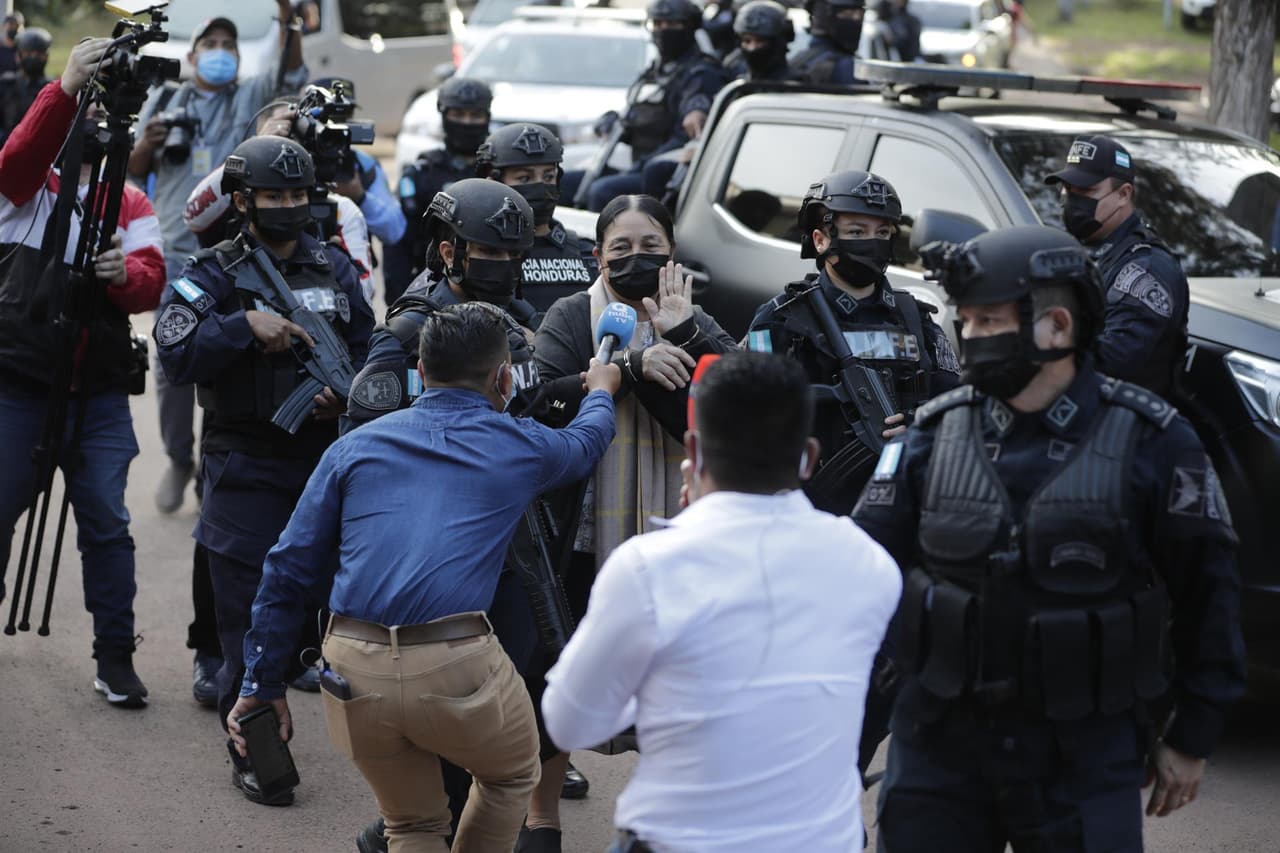 El 2 de mayo, el Departamento de Estado estadounidense indicó en un comunicado que el "liderazgo" de estos individuos en el cartel de los Montes Bobadilla ha aumentado "significativamente"
<b>desde el arresto en 2017 de Noé Montes Bobadilla, tercer hijo de Herlinda y condenado a 37 años de prisión en ese país.</b>
<br>
<br>