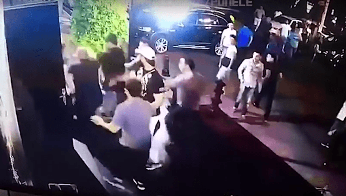 Guardias y acompañantes del luchador de MMA reaccionan al combate que se arma y empiezan los excesos de fuerza.