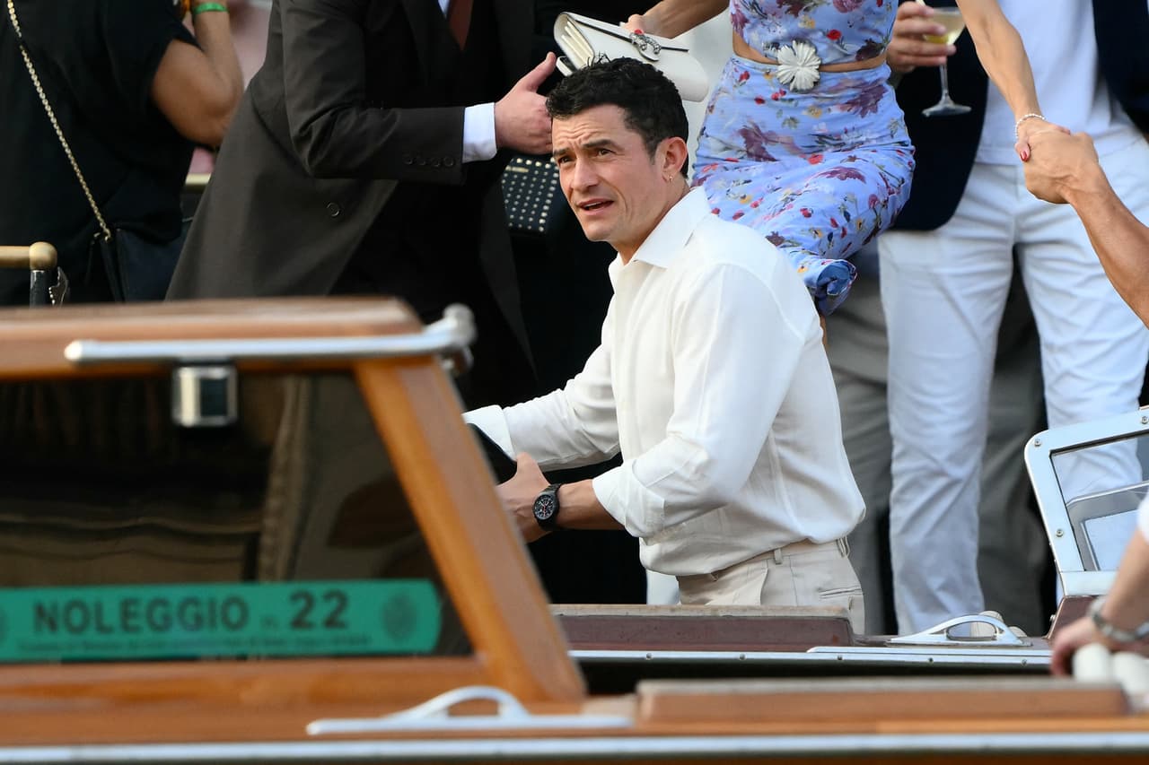 El actor británico Orlando Bloom aborda un taxi acuático en el Hotel Gritti Palace.
<br>
<br>La boda se celebró en un gran anfiteatro al aire libre con una serenata de Matteo Bocelli, hijo del famoso cantante de ópera Andrea Bocelli, según los medios.
<b>El chef Fabrizio Mellino, con tres estrellas Michelin, se encargó del banquete y la tarta nupcial corrió a cargo del conocido pastelero francés Cédric Grolet, indicó el diario Corriere della Sera.</b>