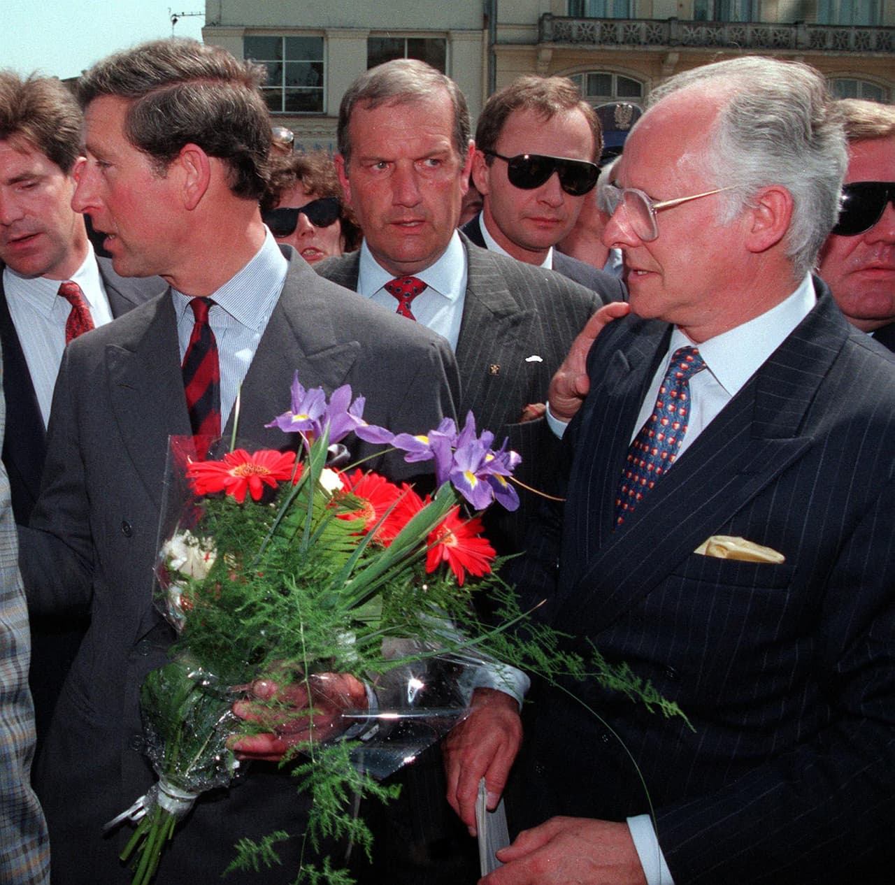 Incluso, el exoficial de prensa de palacio (en la foto con el príncipe Carlos) comentó que no fue una decisión acertada: "Cualquier persona sensata en el negocio de relaciones públicas habría
<b>alzado las manos con horror</b> ante la sugerencia de que se pusiera frente a una cámara de televisión para explicar sus acciones y su amistad con Jeffrey Epstein".
<br>